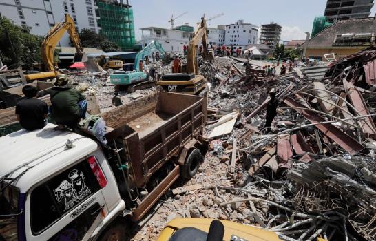 Al menos 18 muertos al derrumbarse un edificio en Camboya
