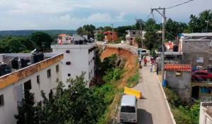 Temen contin&uacute;en derrumbes en barrio Santa Clara por calle que colaps&oacute; y no ha sido reparada
