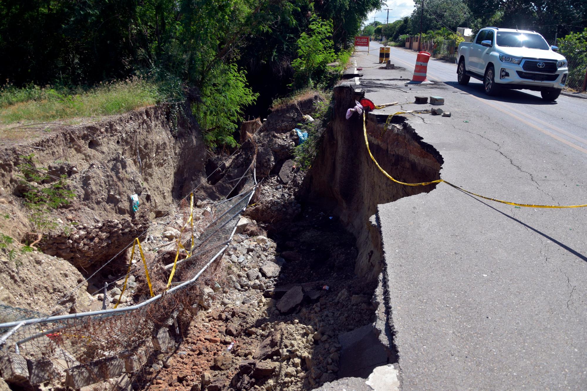 El derrumbe del puente de la localidad Hatillo, en la carretera principal, en Santiago, el cual colapsó.