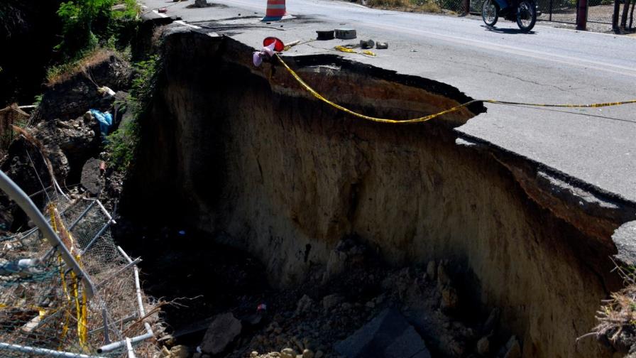 Reclaman intervención de puente que se desplomó en Santiago
