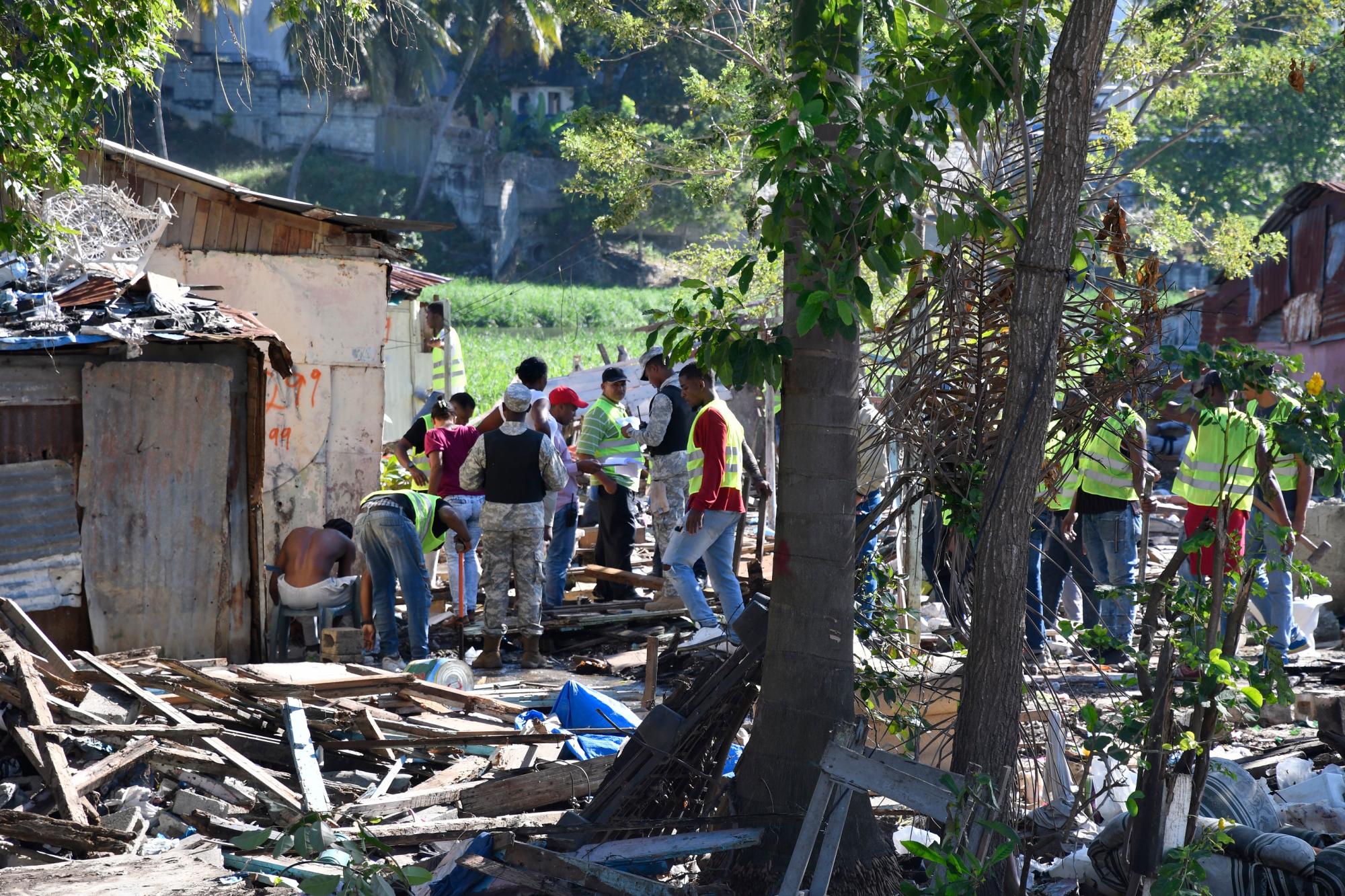 Los Trabajadores de Urbe estuvieron acompañados de agentes de policías que evitaran disturbios en Los Guandules.