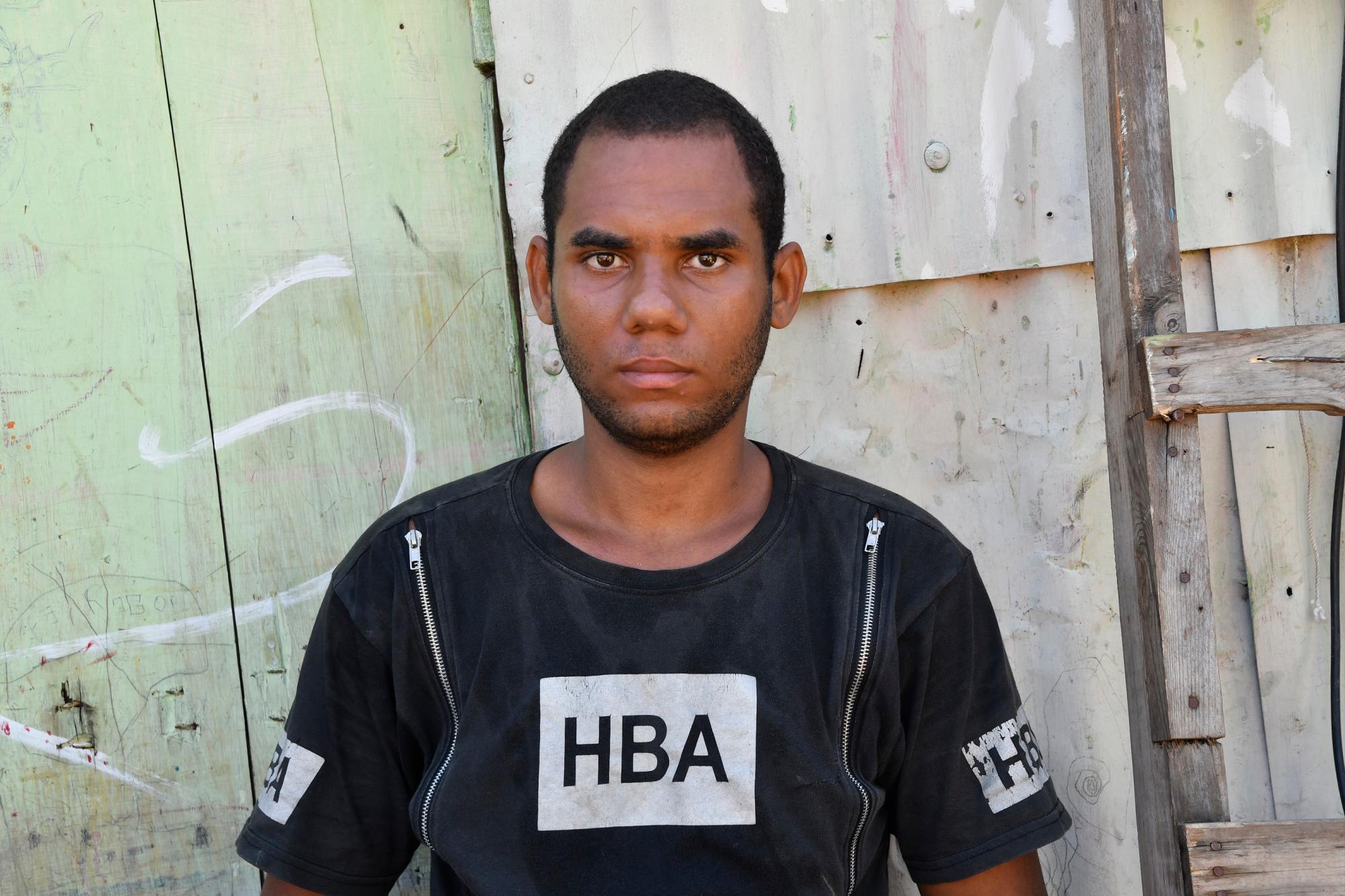 Al joven Jonás Villa, de 18 años, a quien se le otorgó 15 días para que abandonara la vivienda, fue desalojado este jueves 13 de diciembre de 2018 de Los Guandules. Según un vecina, Villa salió a hacer una deligencia cuando estaban censando y por eso no se le compensó.