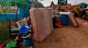 Video | Pedradas y caos durante intento de desalojo a orillas de canal de riego en Esperanza