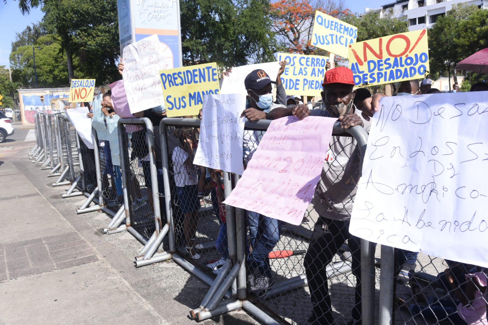 Los manifestantes en las inmediaciones del Palacio Nacional  (Eddy Vittini) 