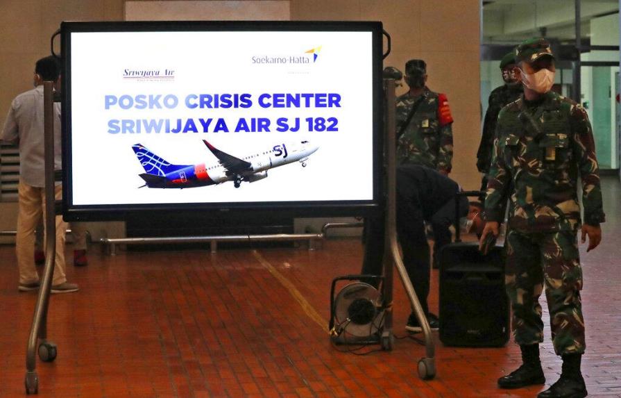 Desaparece avión en Indonesia con 62 personas a bordo