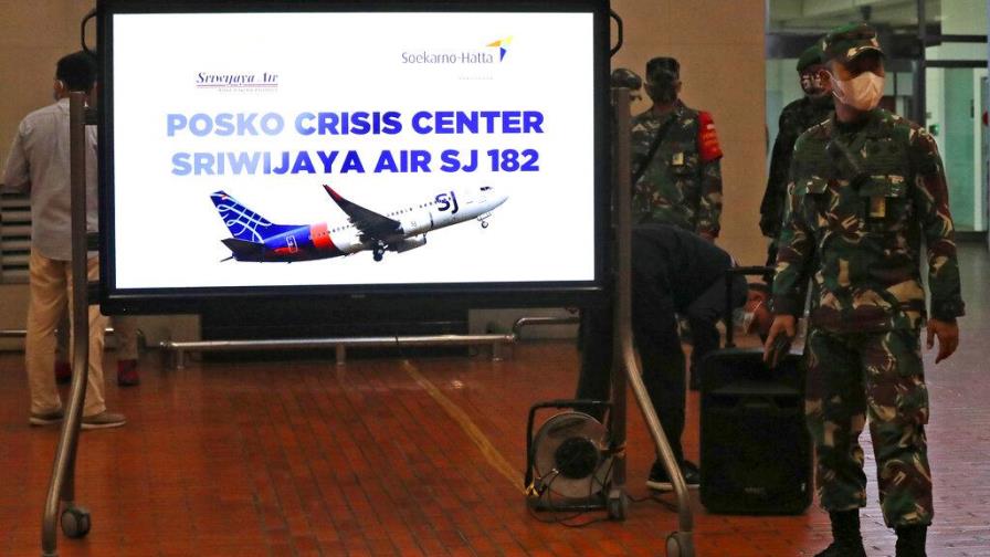 Desaparece avión en Indonesia con 62 personas a bordo