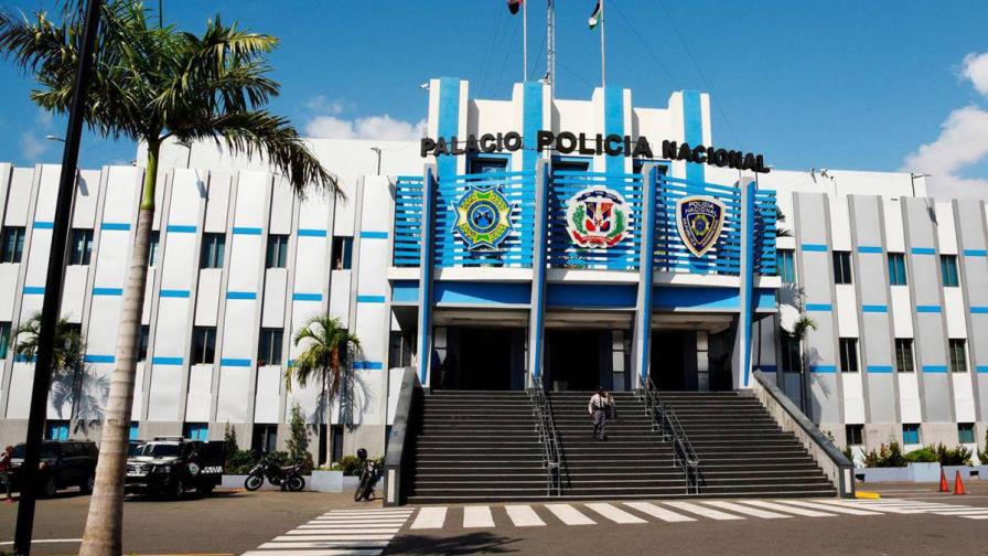 Policía suspende e investiga a raso acusado de participar en un asalto
