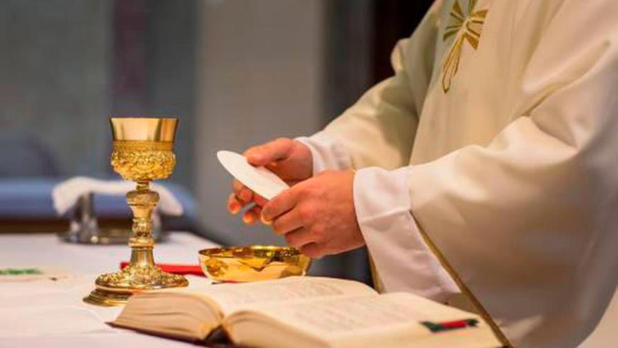 Iglesia católica de Colombia suspende a 15 sacerdotes por abuso sexual