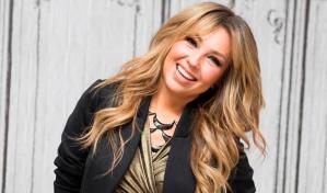 Thalía lanza una “Feliz Navidad” bilingüe y al son de merengue