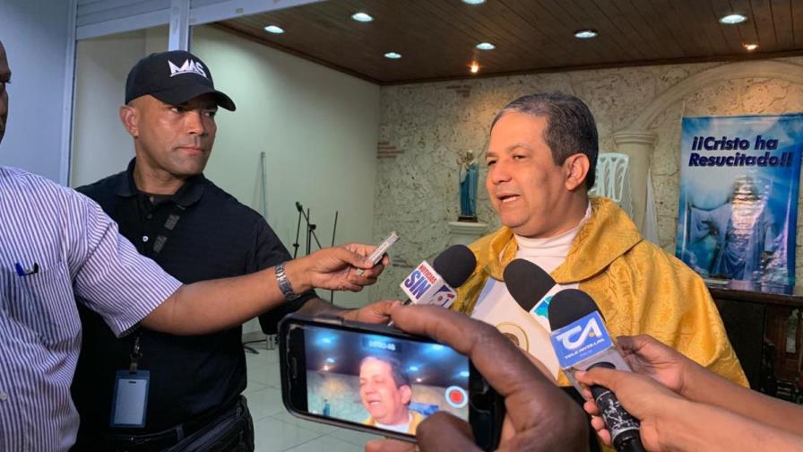 Sacerdote critica banderas de comunidad LGTB en despacho de viceministra Sacerdote critica banderas de comunidad LGTB en despacho de viceministra