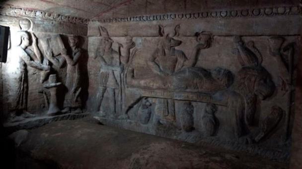 Arqueóloga dominicana Kathleen Martínez encabeza misión que halla 16 catacumbas en Egipto