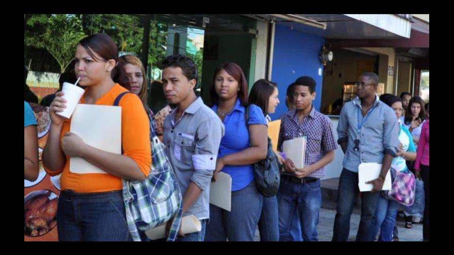 Los empleados con salarios más bajos han sido los más afectados por la crisis Los empleados con salarios más bajos han sido los más afectados por la crisis