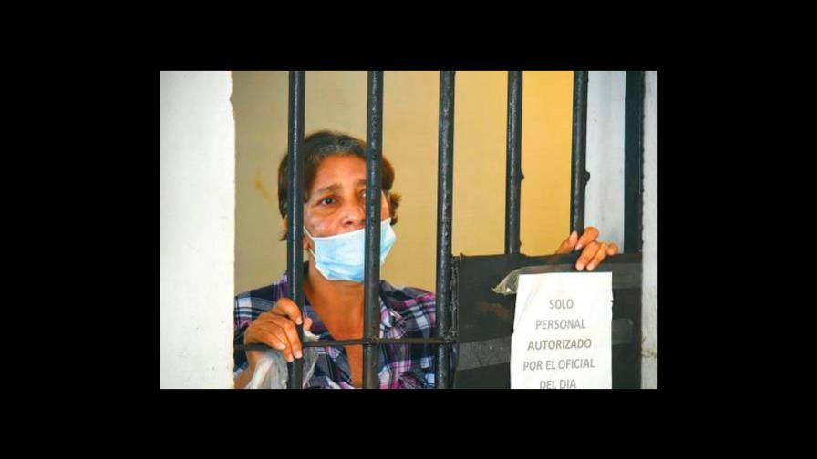 “Despejada y tranquila” se siente mujer que protestó semidesnuda frente al Palacio, tras recibir prestaciones “Despejada y tranquila” se siente mujer que protestó semidesnuda frente al Palacio, tras recibir prestaciones