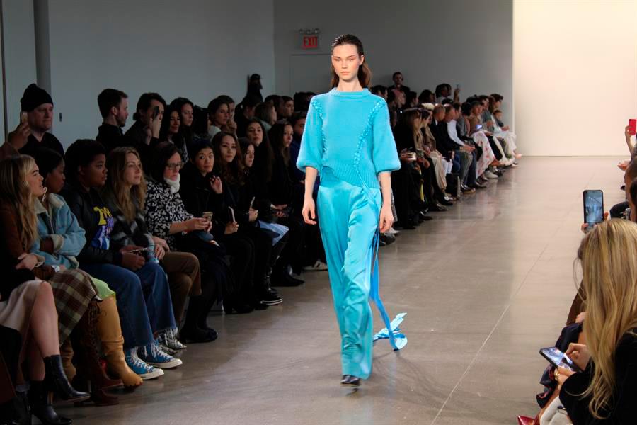 Una modelo viste otra creación de la diseñadora española Alejandra Alonso Rojas.