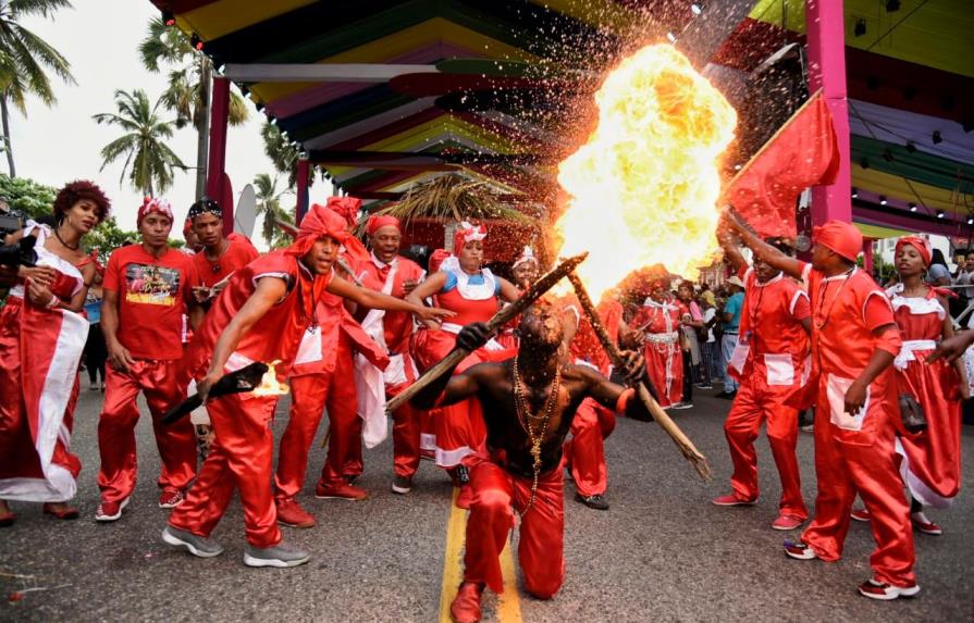 El Carnaval dominicano derrocha color y música a raudales