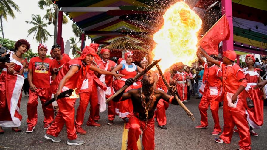 El Carnaval dominicano derrocha color y música a raudales