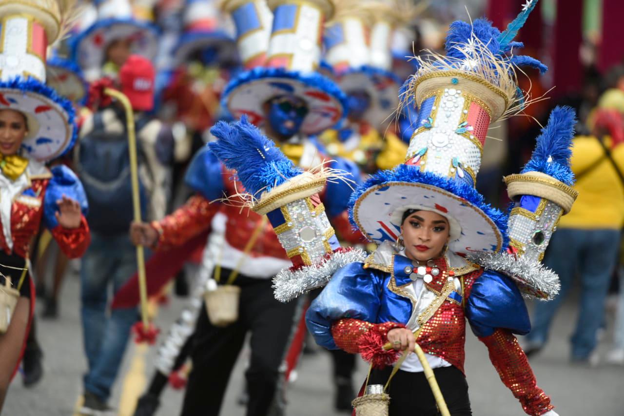 La bandera tricolor entre los disfraces del desfile del domingo.