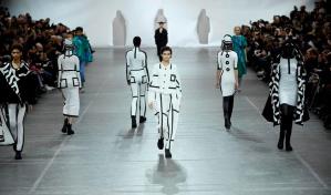 Issey Miyake y Schiaparelli llenan de surrealismo la pasarela