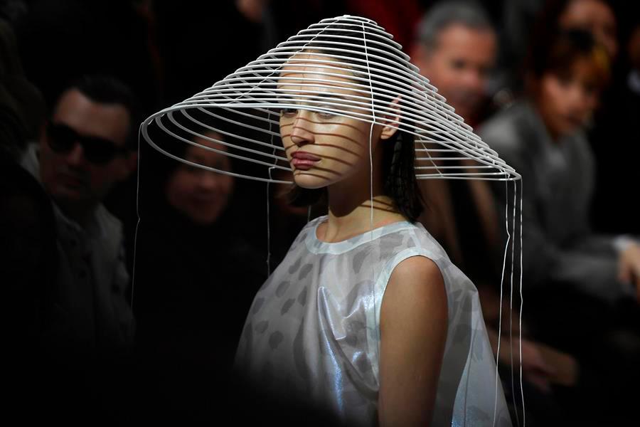 Una modelo muestra un diseño del japonés Satoshi Kondo para la firma Issey Miyake durante un desfile celebrado este domingo, en el ámbito de la Semana de la Moda de París (Francia).