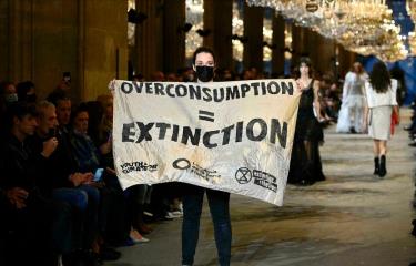 Activistas contra el cambio climático irrumpen en un desfile de