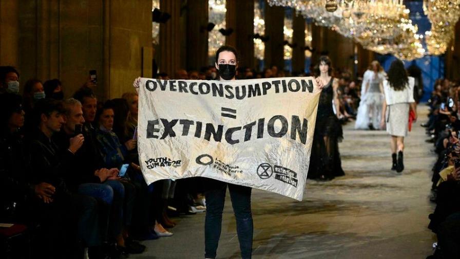 “Sobreconsumo es extinción”; protestas por el cambio climático en la pasarela de París