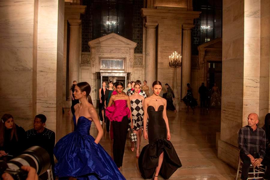 La firma de moda Óscar de la Renta deslumbró con un desfile en el que, al ritmo de la canción del filme “Fantasía” de Walt Disney, presentó elegantes propuestas de fiesta para el otoño-invierno 2020.