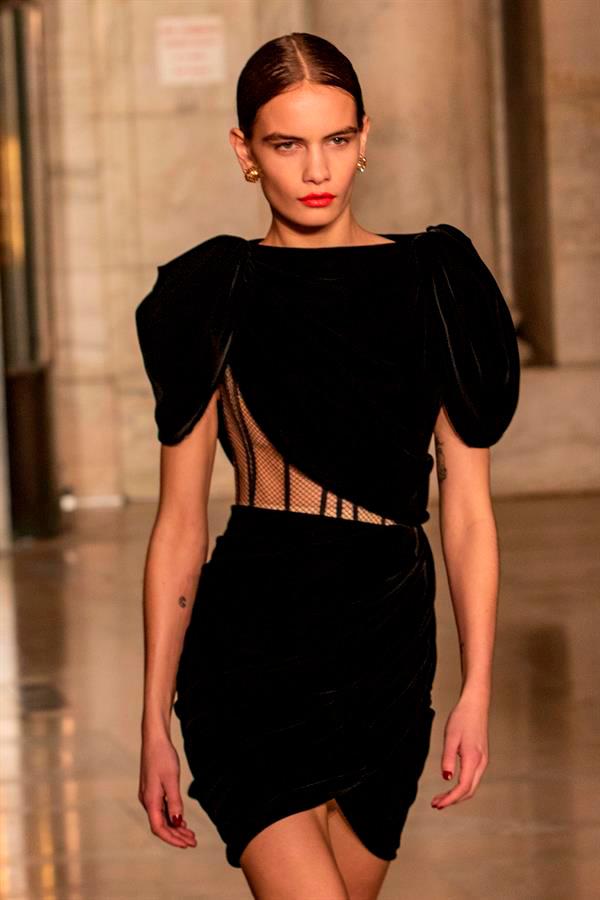 Otra modelo exhibe prendas que forman parte de la nueva colección de la firma Óscar de la Renta.