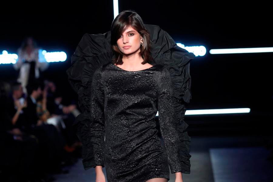 Modelo viste pieza de la nueva colección de Pedro del Hierro.