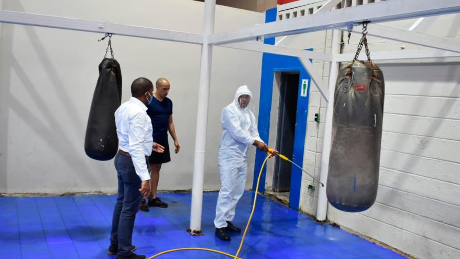 Ministerios de Deportes y Obras Públicas inician desinfección y limpieza en Centro Olímpico Ministerios de Deportes y Obras Públicas inician desinfección y limpieza en Centro Olímpico