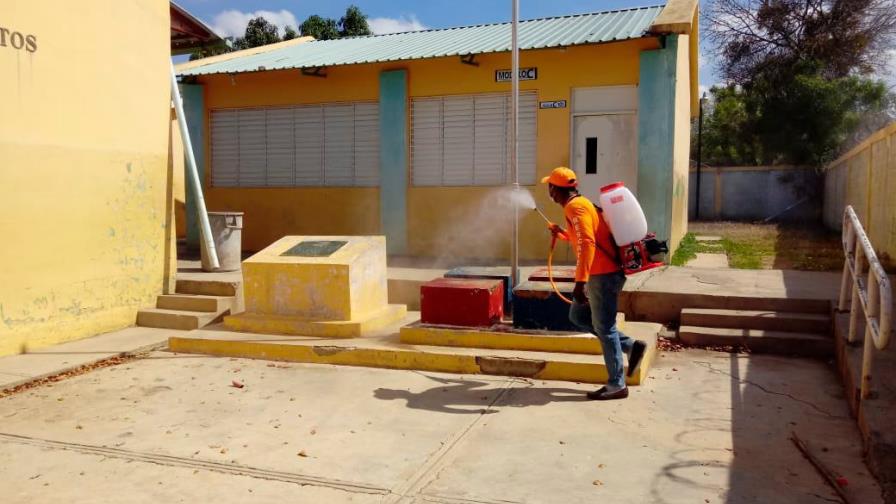 Minerd desinfecta escuelas usadas  como colegios electorales