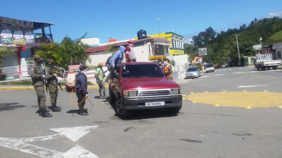 Desinfectan vehículos y les toman temperatura a quienes entran a Constanza