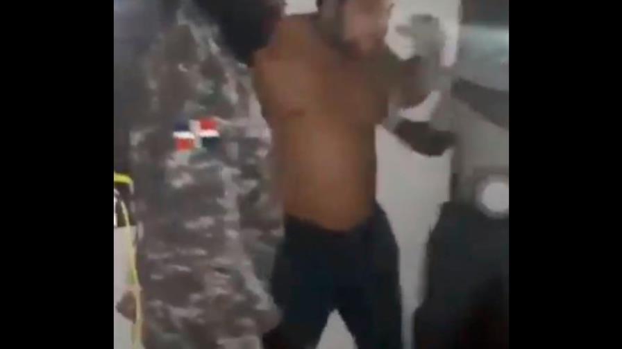 Se rehúsa a ser detenido por cuatro policías y al final pide perdón Se rehúsa a ser detenido por cuatro policías y al final pide perdón