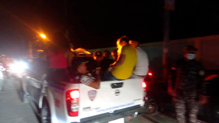 Policía sorprende en Villa Faro a grupos de personas violando el toque de queda 