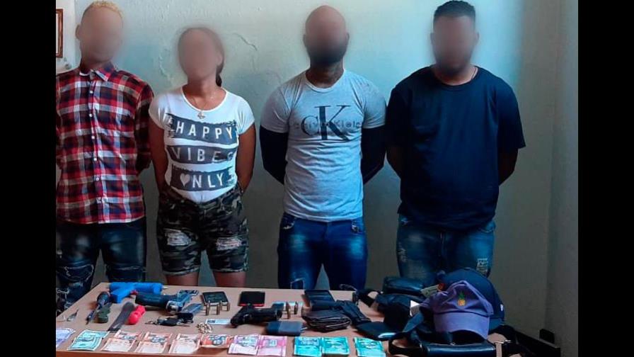 Policía apresa a cuatro personas y ocupa armas de fuego en San Juan de la Maguana 