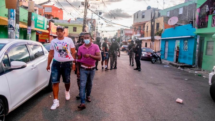 Detienen a 2,766 personas por violar el toque de queda en los últimos tres días Detienen a 2,766 personas por violar el toque de queda en los últimos tres días