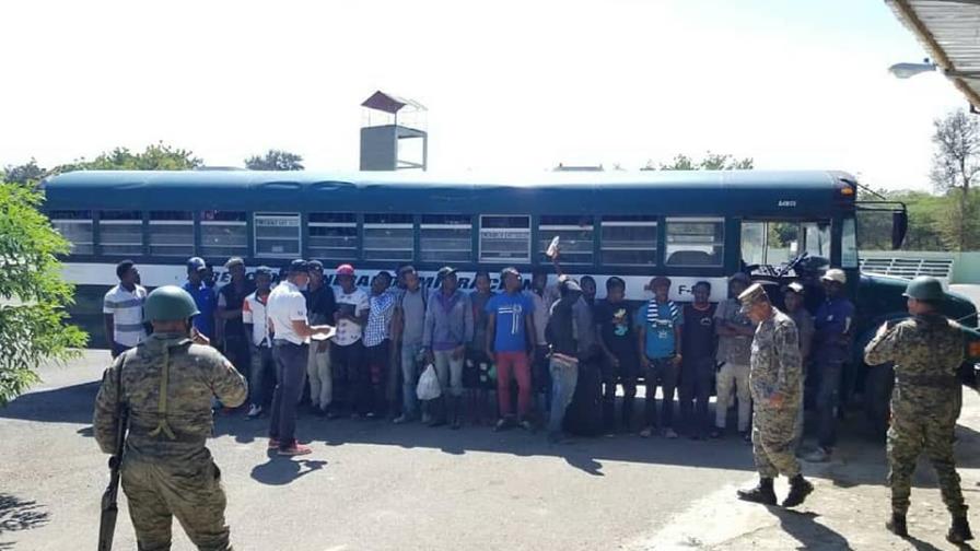 Migración detiene 1,702 extranjeros en diez provincias