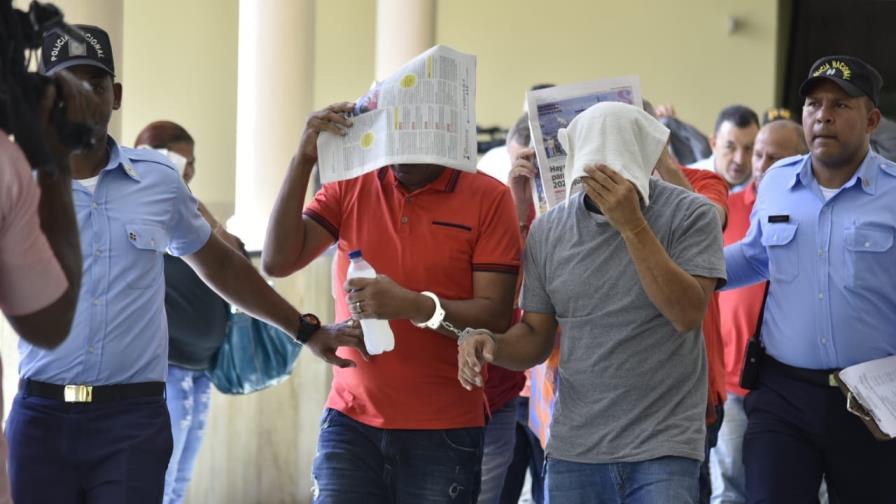 Mandan a prisión a cuatro de 16 acusados de integrar red de viajes ilegales 