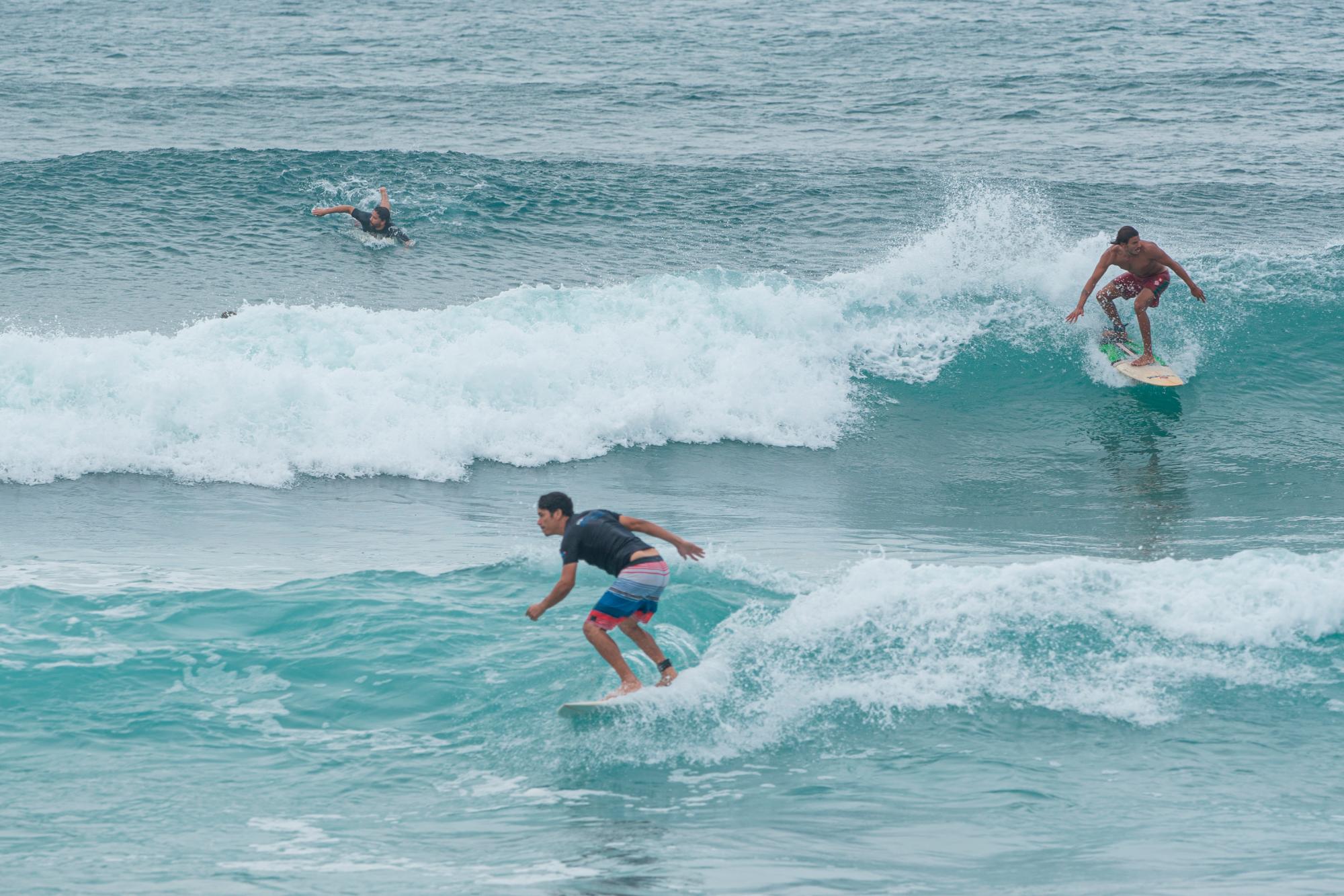 Varios surfistas, que se encontraban la mañana del jueves 30 de julio de 2020 en la Playa de Güibia, fueron detenidos por violar la alerta roja decretada en el Gran Santo Domingo por la tormenta Isaías.