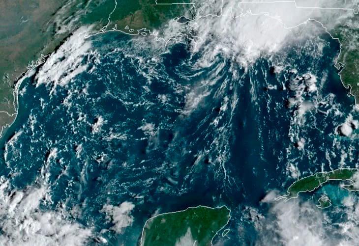 Meteorólogos vigilan dos ondas tropicales que pueden afectar labores rescate
