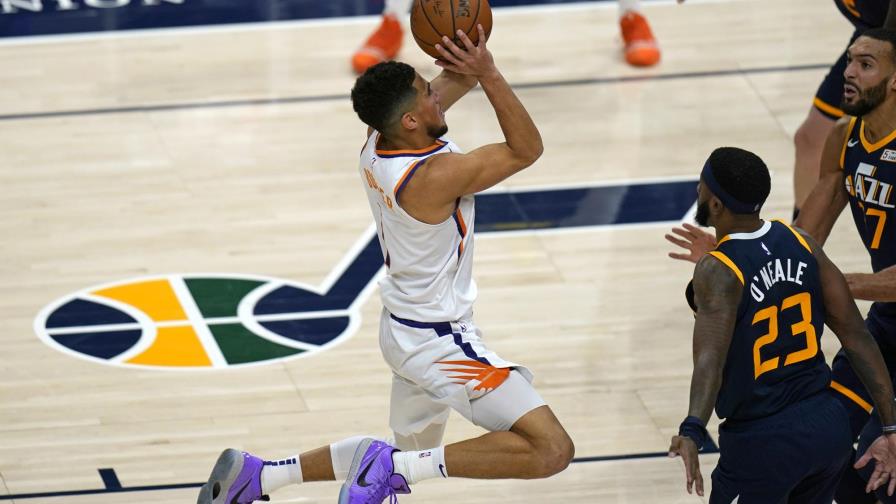 Devin Booker anota 25 puntos y Suns ganan a Jazz