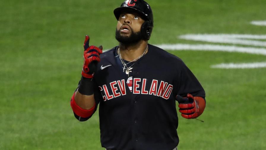 Santana pega jonrón en la 10ma; Indios vencen a Piratas Santana pega jonrón en la 10ma; Indios vencen a Piratas