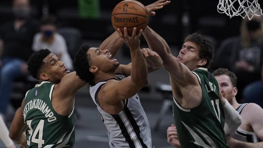 Spurs frenan a Bucks gracias a una explosiva primera mitad Spurs frenan a Bucks gracias a una explosiva primera mitad