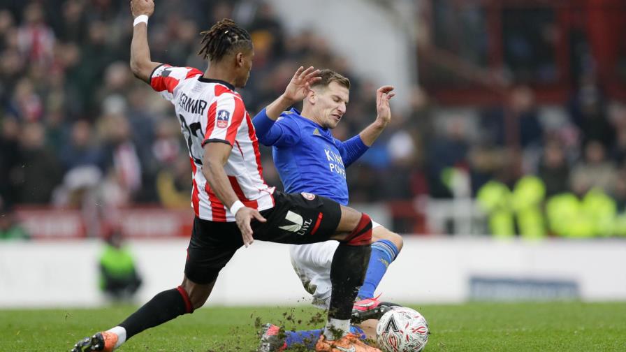 Leicester se aferra a ventaja tempranera y gana en Copa FA