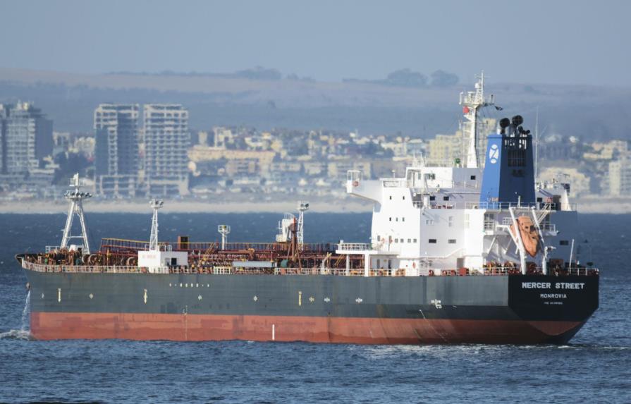 Atacan buque de millonario israelí frente a Omán; 2 muertos