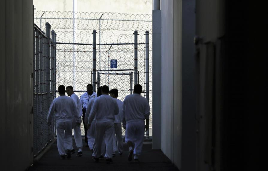 Juicio nulo en caso de salario a migrantes detenidos en EEUU