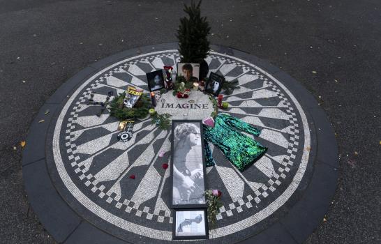 Fans, Ono y Beatles honran a Lennon a 40 años de su muerte Fans, Ono y Beatles honran a Lennon a 40 años de su muerte