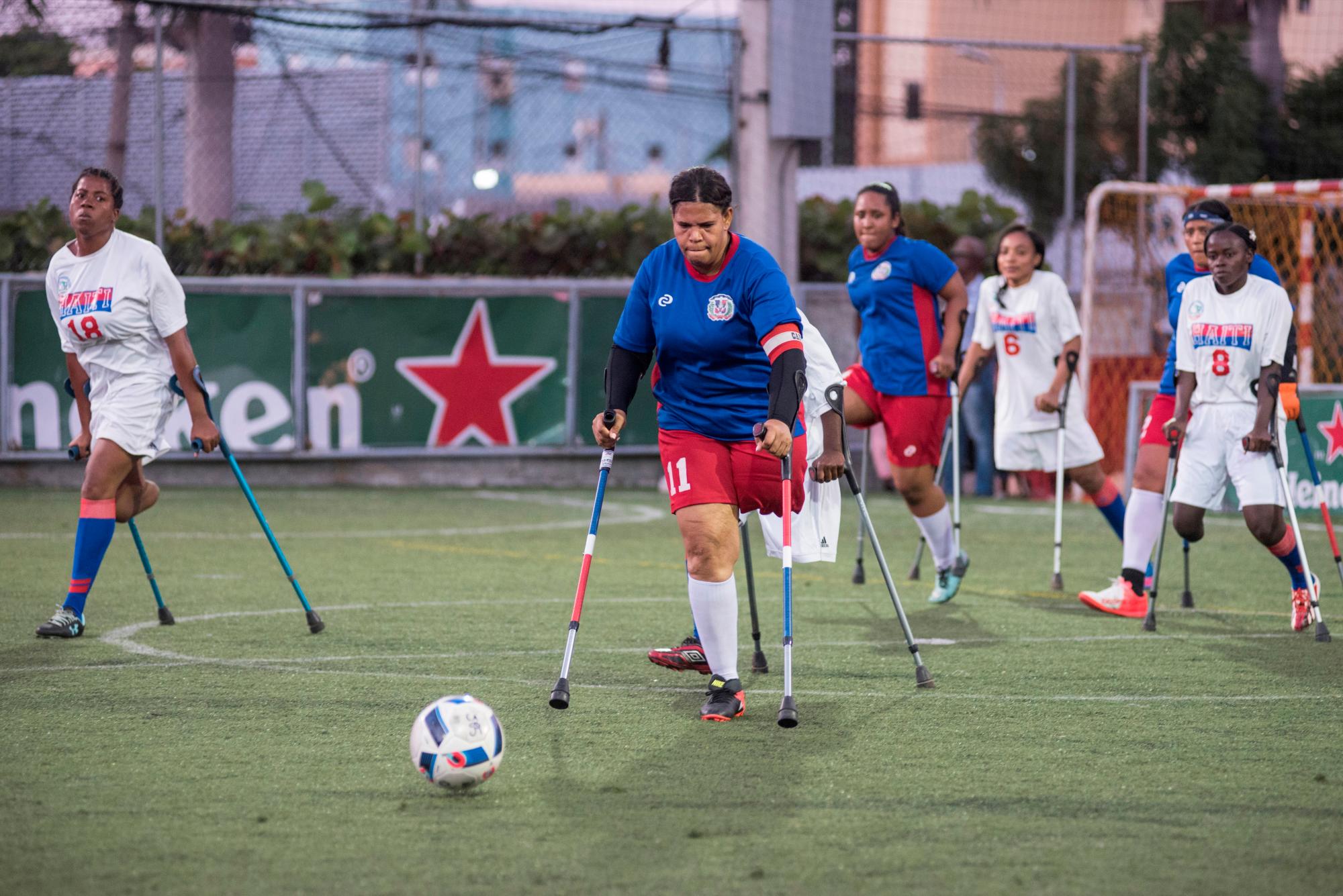 Jugadora de fútbol de la selección femenina de República Dominicana patea un penal hacia el arco en el marco del evento “Dos muletas y un balón” con motivo del décimo aniversario del terremoto de Haití, en Santo Domingo (República Dominicana).