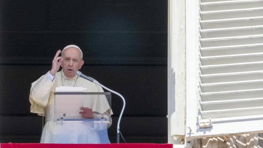 El papa Francisco pide a países recibir a refugiados afganos