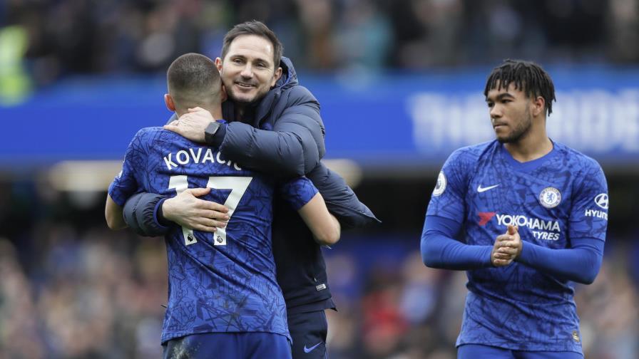 Giroud y Alonso anotan para que Chelsea supere a Tottenham