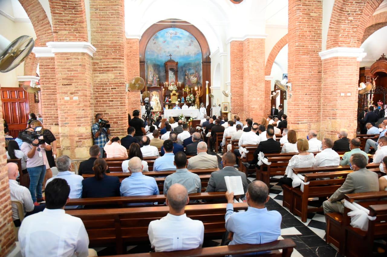 Los asistentes a la misa en el Santo Cerro, en La Vega por el Día de Nuestra Señora de las Mercedes.